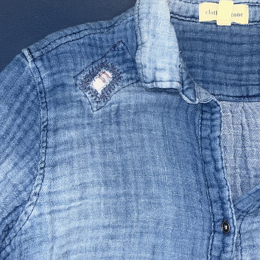 Cloth & Stone Sz L Light Blue Chambray button front Top-runs small - Picture 4 of 6